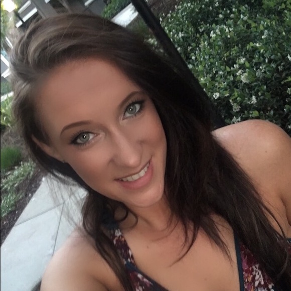 Meet your Posher, Andrea - Picture 2 of 3